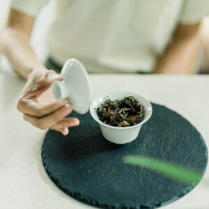 お茶が運ばれてもすぐには飲まないで、リラックス効果が高い茶葉の香りを堪能するのが台湾流。