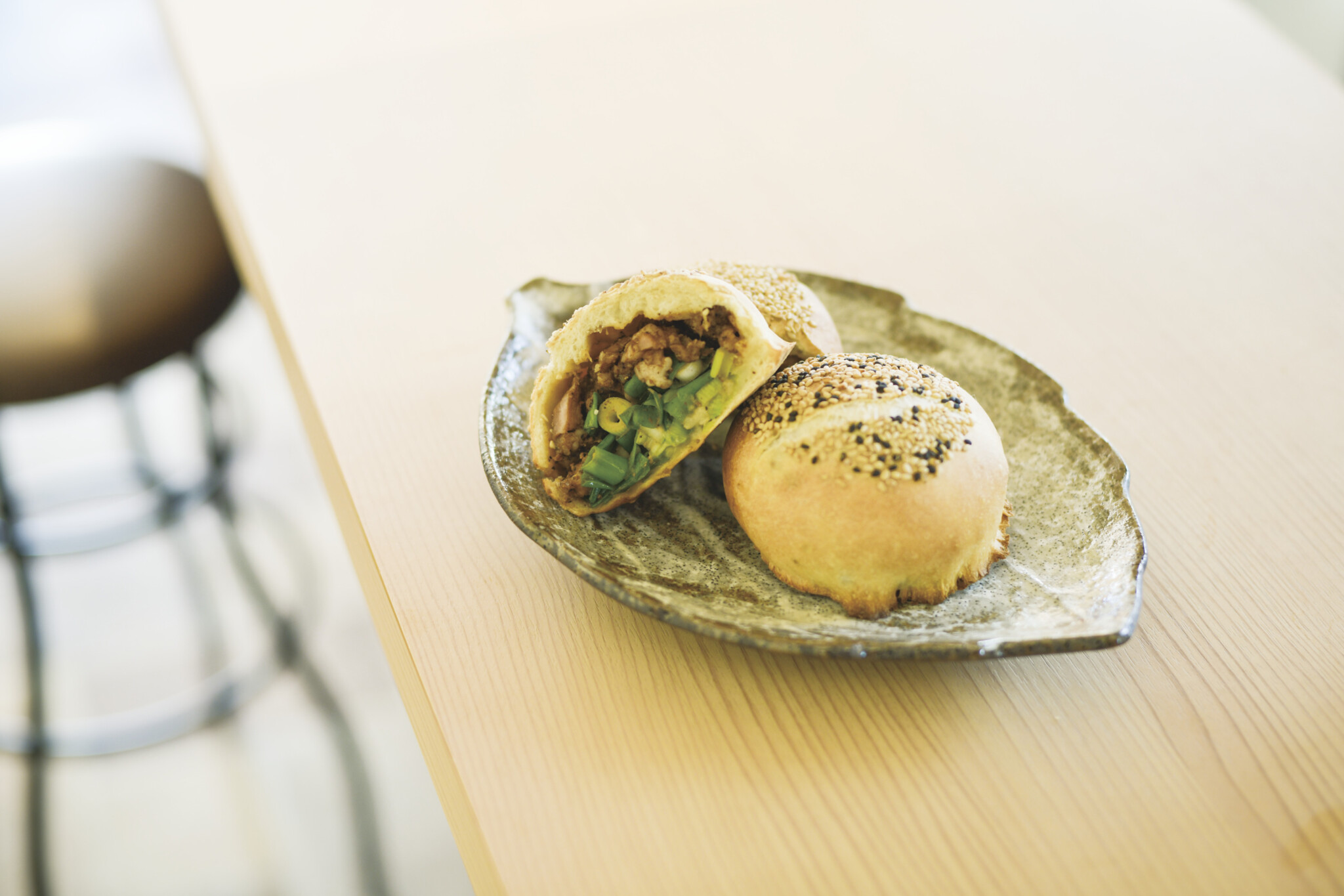 九条ネギや国産豚を使った胡椒餅1個350円。味噌味と醤油味の2種類から選べる。