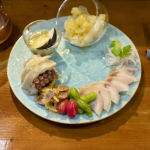 蒸し鶏、海鮮、野菜など、季節替わりの冷菜盛り合わせ2,860円。