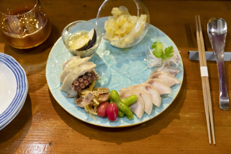 蒸し鶏、海鮮、野菜など、季節替わりの冷菜盛り合わせ2,860円。