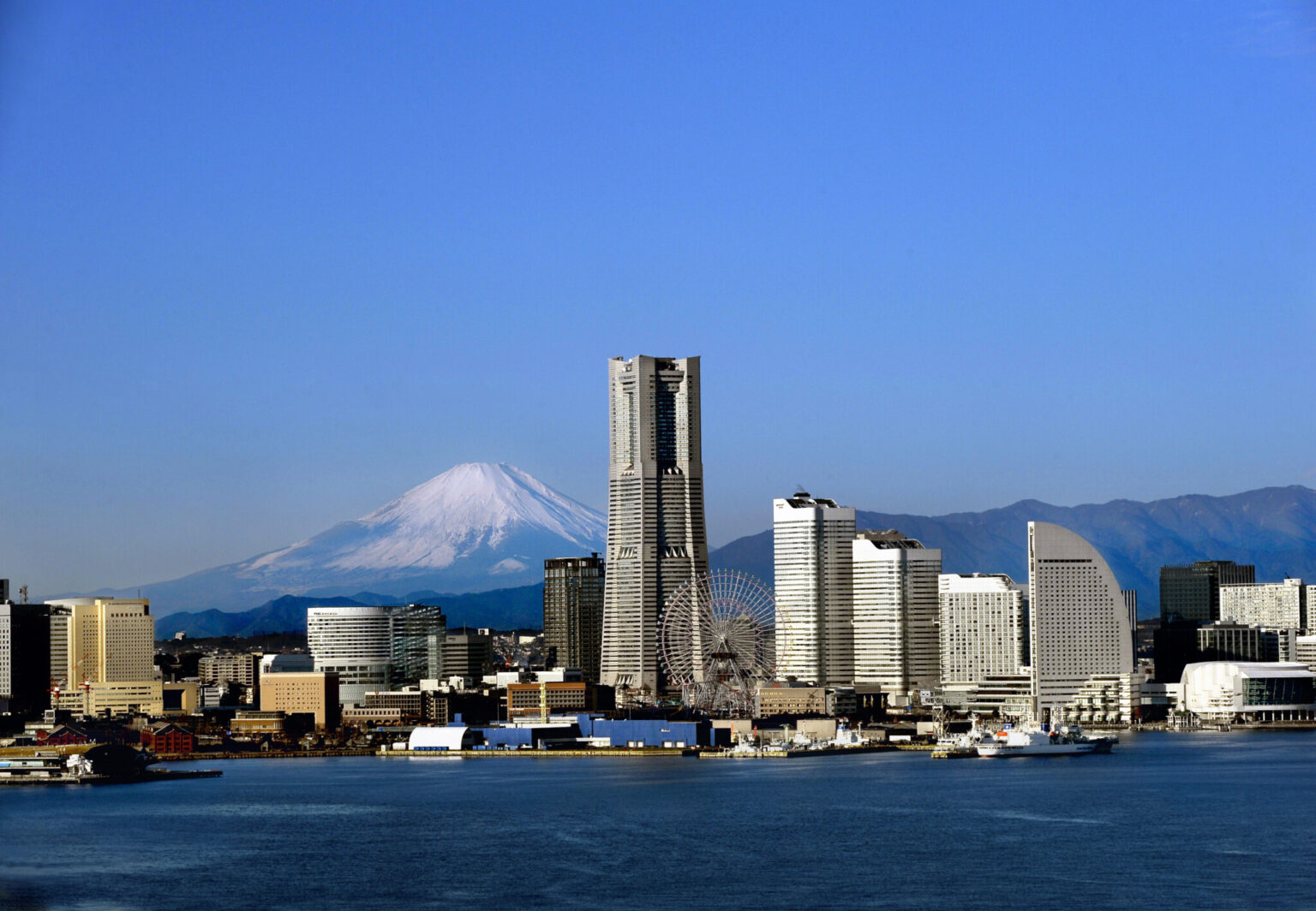 写真内で一番高いビルが〈横浜ランドマークタワー〉。