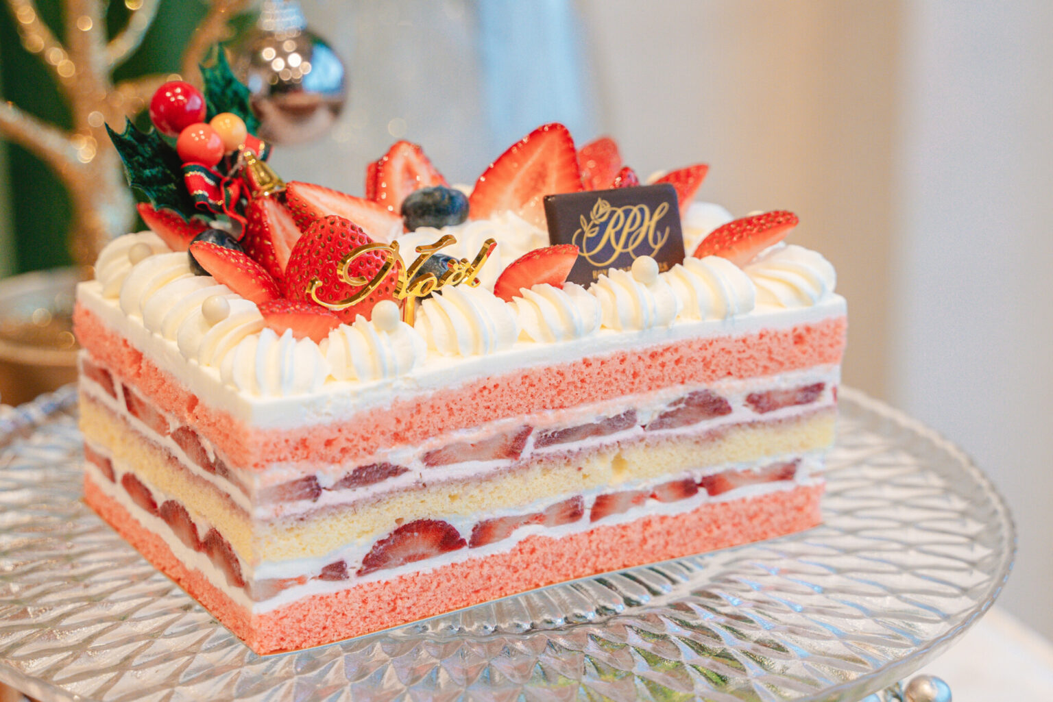 「クリスマスショートケーキ」Lサイズ4,860円、Sサイズ3,240円。
ピンクと白が何層にも。ラズベリーシロップを入れて焼き上げたしっとりきめ細やかなスポンジで、たっぷりの生クリームといちごをサンドした軽やかな口当たりの良いショートケーキ。断面までこだわった見た目の可愛さが人気の秘密です。