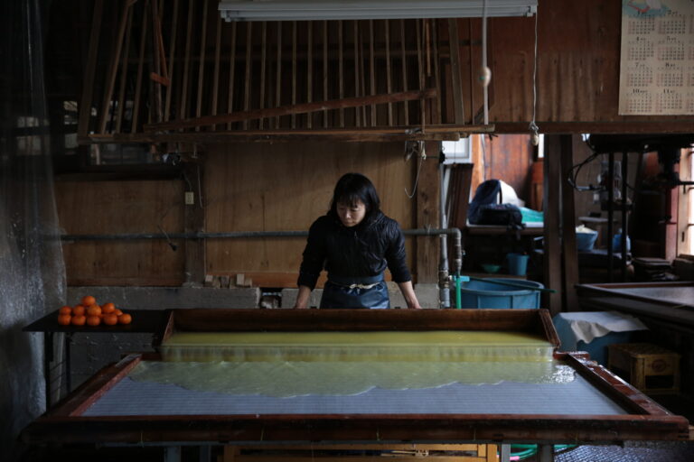 福井県越前市にある、五十嵐製紙の工房の様子。