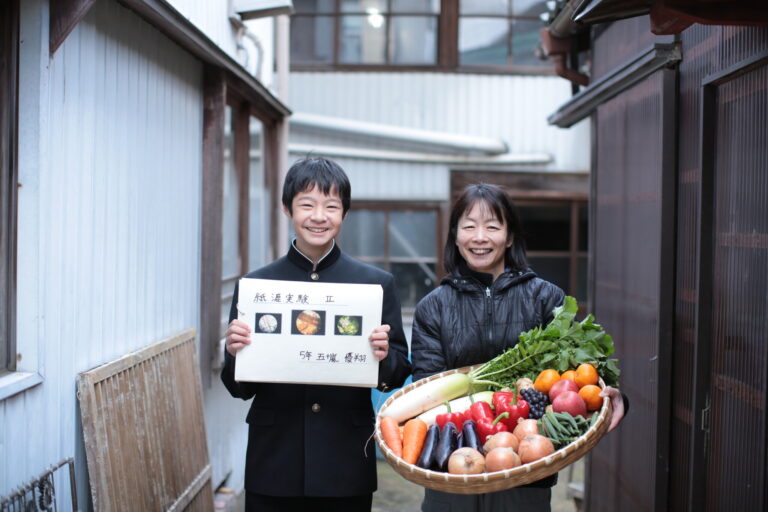 匡美さんと次男の優翔さん。彼が小学生の頃に毎年続けていた自由研究が〈Food Paper〉のアイデアの元となった。