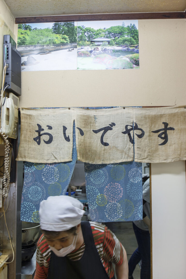 夫亡き後、家族とともに店を守る御年80歳の真田すみ子さん。