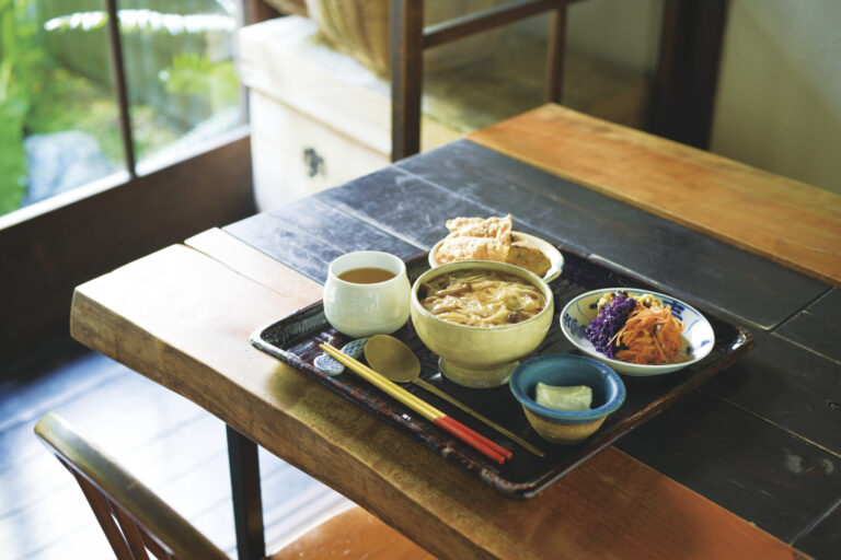 湯葉、豆腐、地の野菜に〈一保堂〉の京番茶…。京都の食材を使った食べ応えのある湯葉丼ランチセット1,650円。
