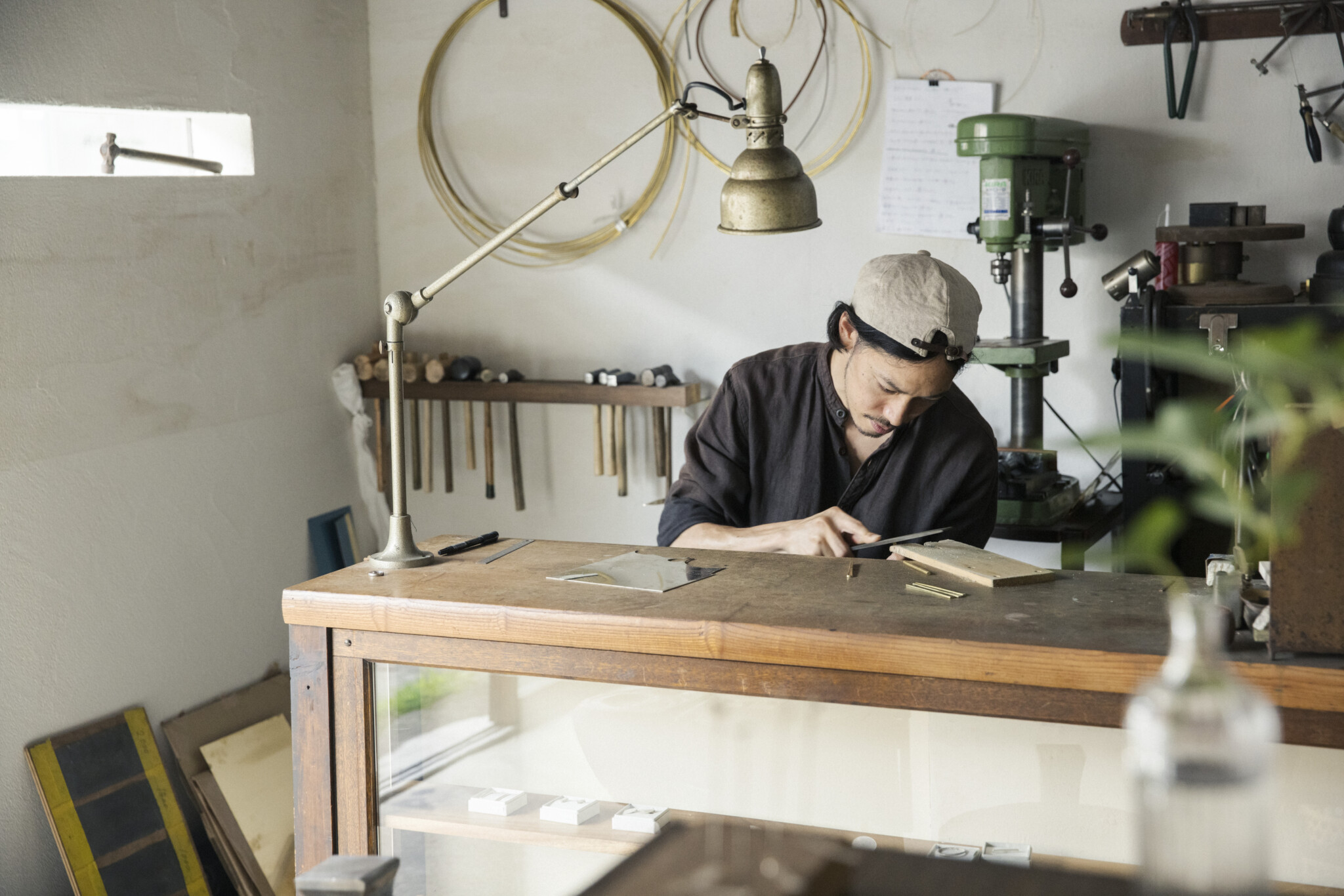 入口近くのさまざまな道具が並ぶ作業台。鍛金作業をする時はカンカンと金属を打つ音が外まで響く。