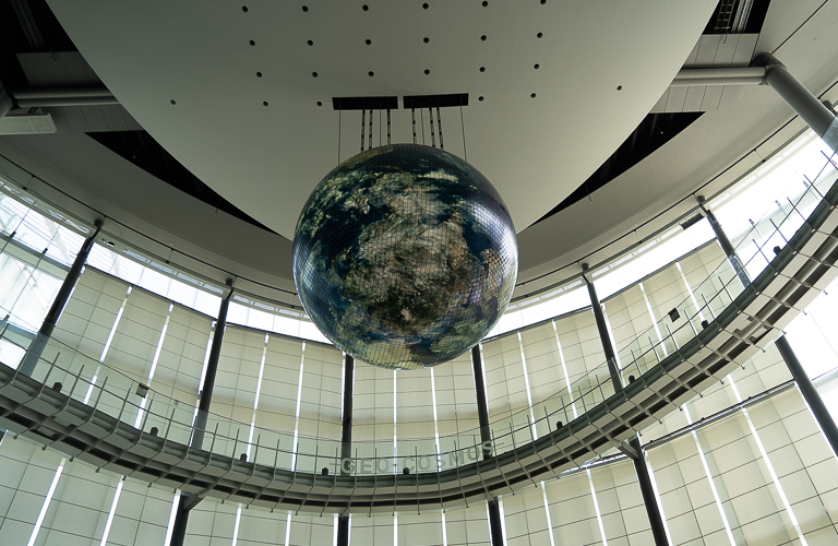 会場は球体ディスプレイ「ジオ・コスモス」も展示されている〈日本科学未来館〉。