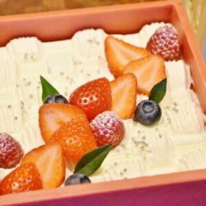 「二の重」は、〈ホテル雅叙園東京〉定番の「嘉山農園の苺のショートケーキ」。