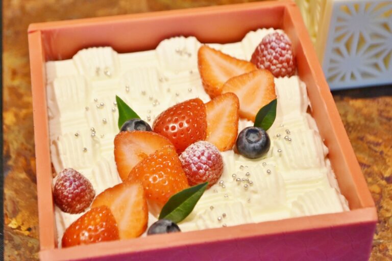 「二の重」は、〈ホテル雅叙園東京〉定番の「嘉山農園の苺のショートケーキ」。