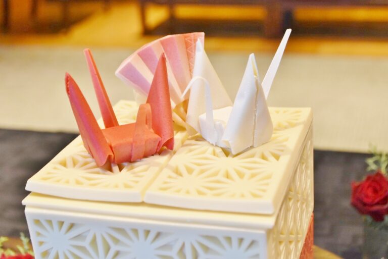 組子細工に見立てた箱の蓋には折り鶴チョコが。