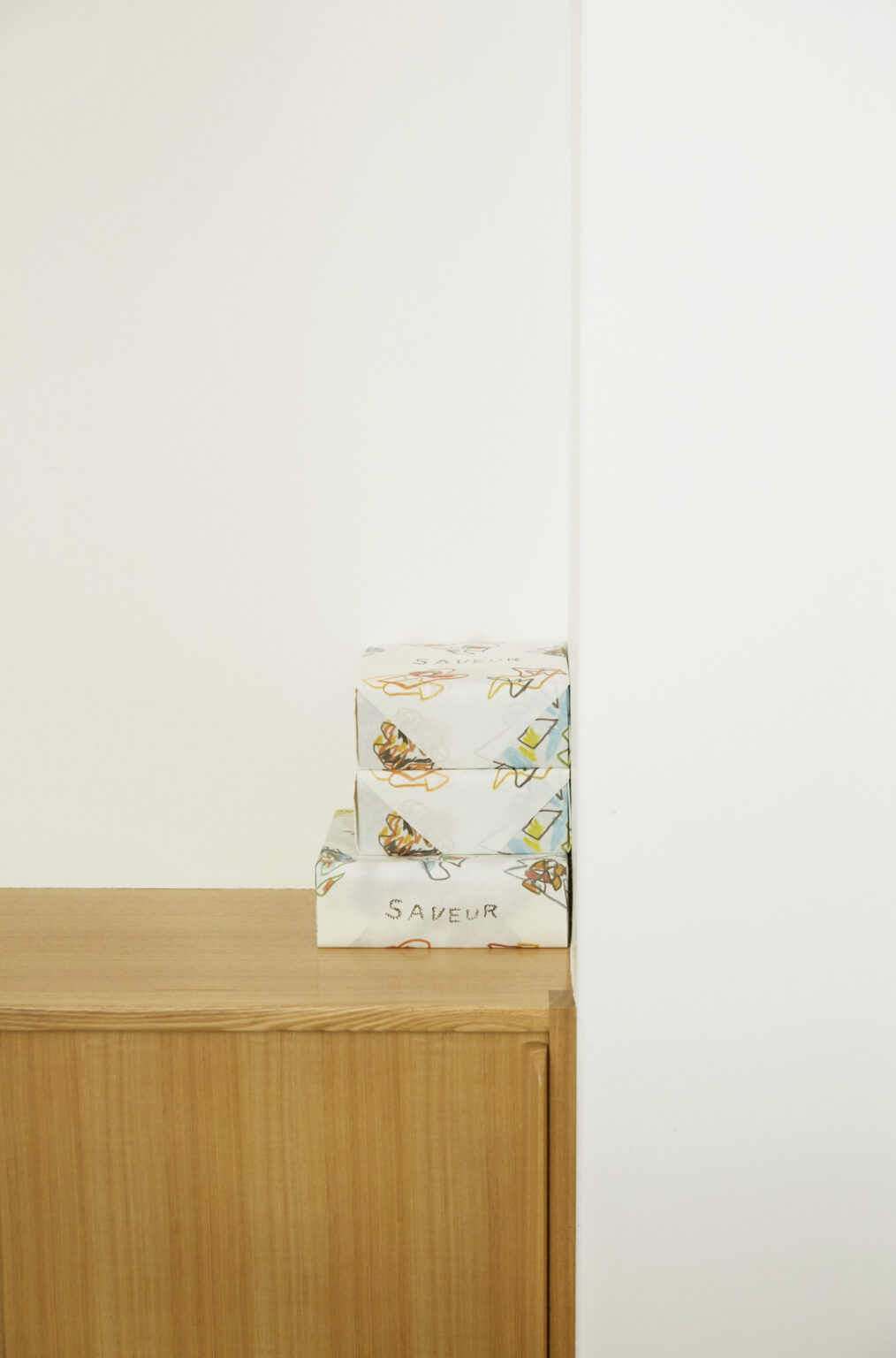 包装紙やショッパーの絵は牧野伊三夫さんの作品。アーティスティックだけど、ほのぼのと温かみが。