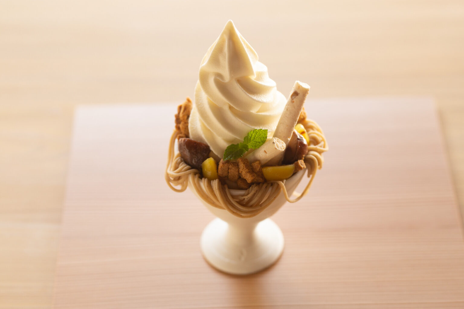 渋皮栗甘露煮のクリームがトッピングされた「丹波栗のソフトクリームパフェ」1,200円。