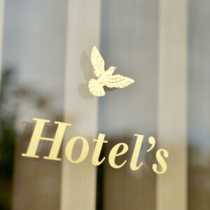 「架空のホテルのレストラン」でありながらも、オーセンティックで堂々としたイメージのロゴがリアリティーを生み出す。