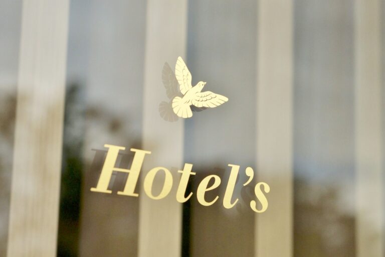 「架空のホテルのレストラン」でありながらも、オーセンティックで堂々としたイメージのロゴがリアリティーを生み出す。