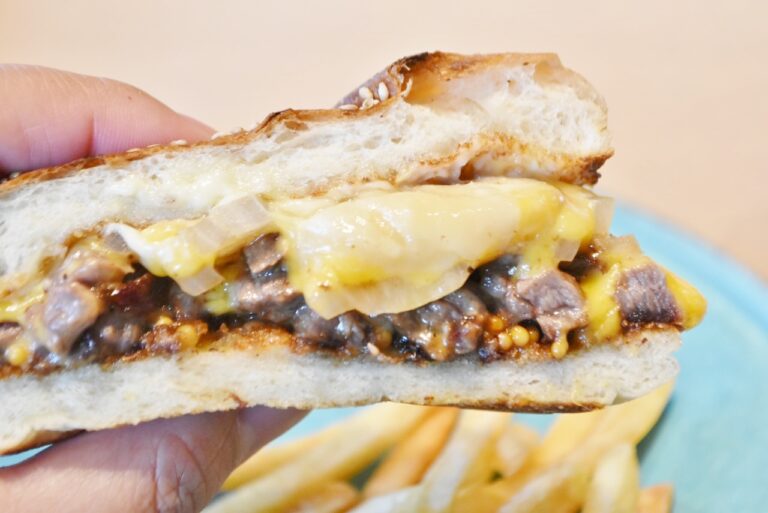 マスタードシードやミルキーなチーズがハンバーガーを更にスペシャルな味わいにしてくれる。