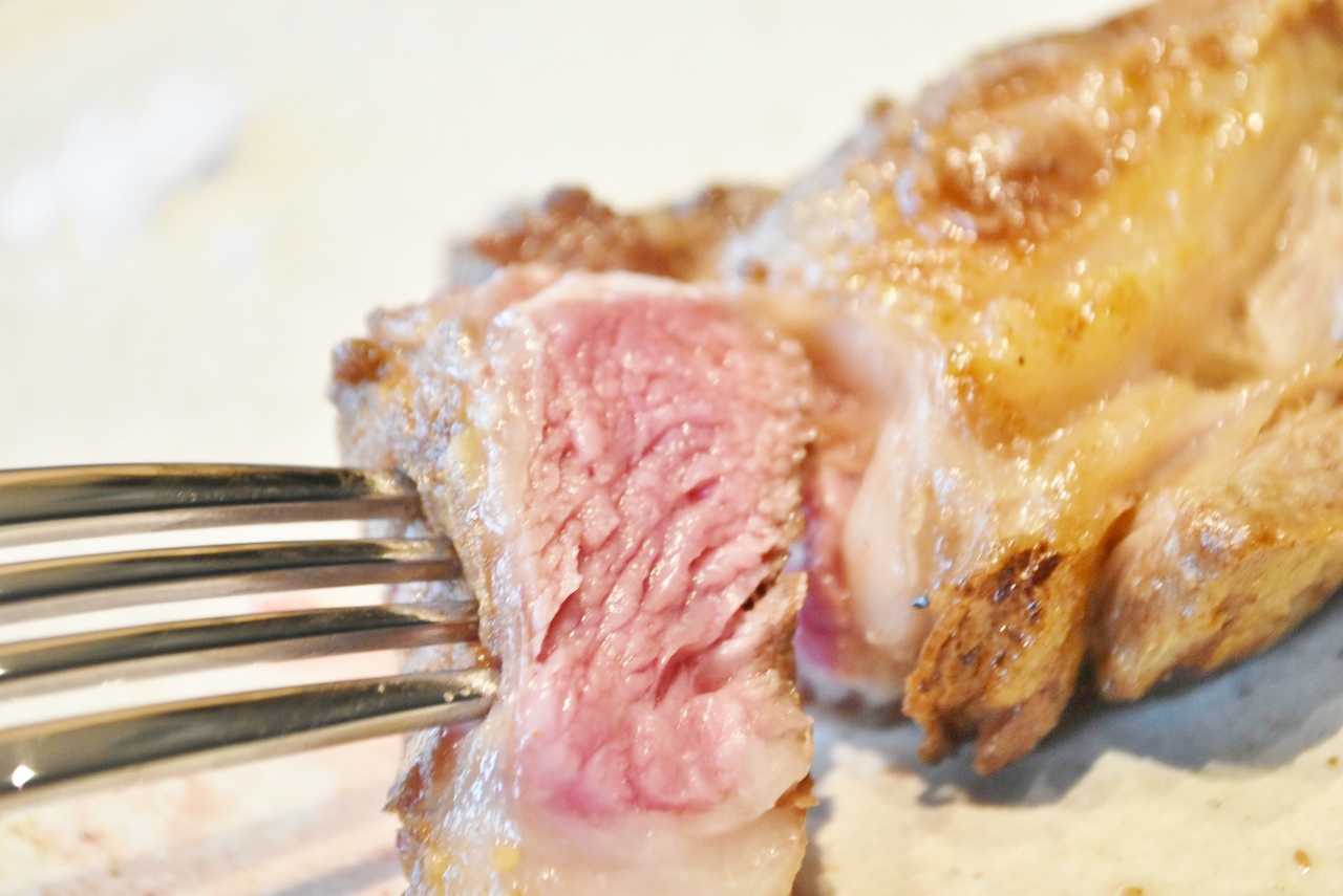 薪で焼かれたラム肉は、表面がパリパリ！ ジューシーで柔らかなお肉と脂身の甘みがたまりません！