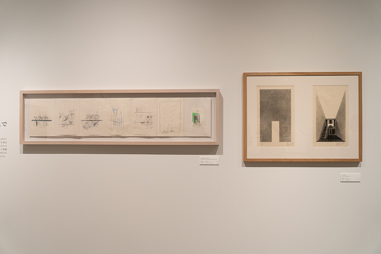 左：安藤忠雄『住吉の長屋のための習作』1975年から1997年に描かれた作品。右：安藤忠雄『住吉の長屋』1998年に刷られたシルクスクリーン作品。