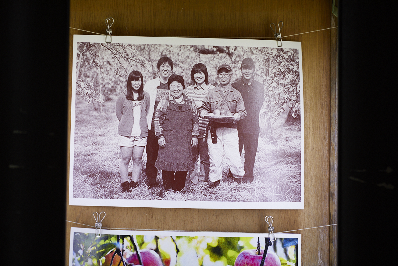 りんごの生産者、松澤農園のみなさんの記念写真。いい感じだ。