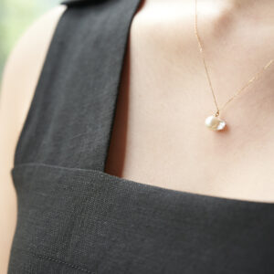 「金魚真珠」のネックレス。