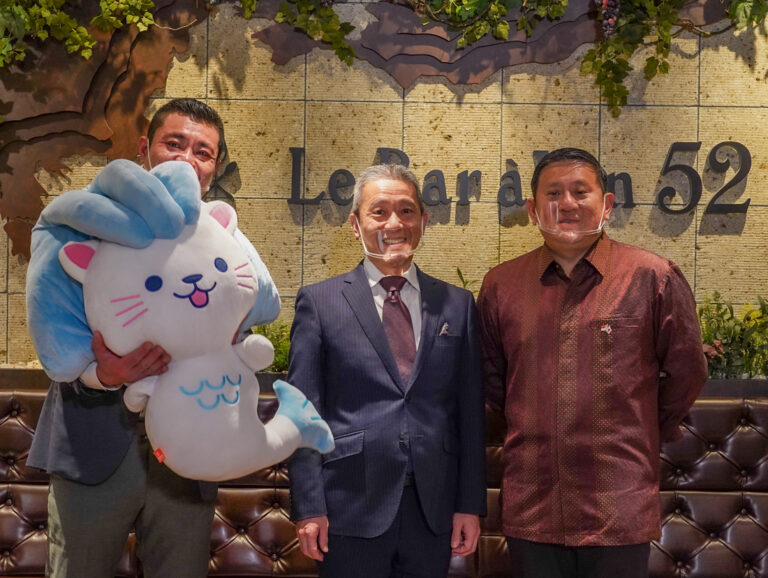 （写真左から）シンガポール政府観光局北アジア局長のマーカス・タン氏、成城石井の原昭彦代表取締役社長、駐日シンガポール共和国特命全権大使のピーター・タン閣下。