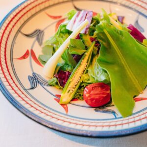 島らっきょうなどの御馴染みの沖縄食材に加え、「宮古ぜんまい」と呼ばれている、珍しい食材も加わったサラダ。ジーマミードレッシングを添えて。