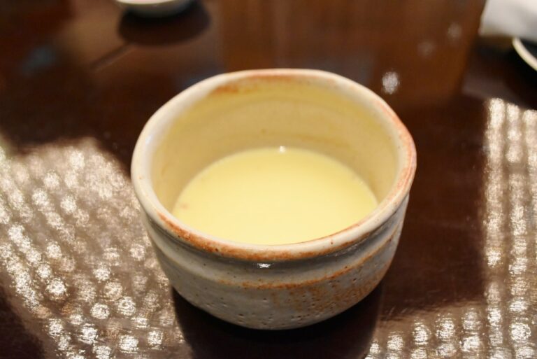 茶器で提供されるウェルカムドリンクの「ゴールドラッシー」。