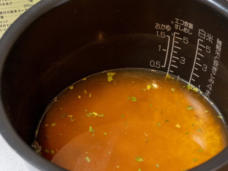 2.炊飯器に米、添付の粉末スープ1袋、塩ひとつまみを入れ、「綾鷹」を入れ混ぜる。
