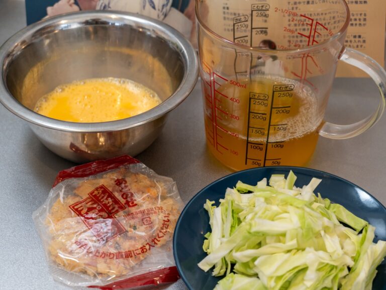 1.キャベツは1cm幅に切り、卵を溶く。添付の天ぷらを綿棒で砕く。