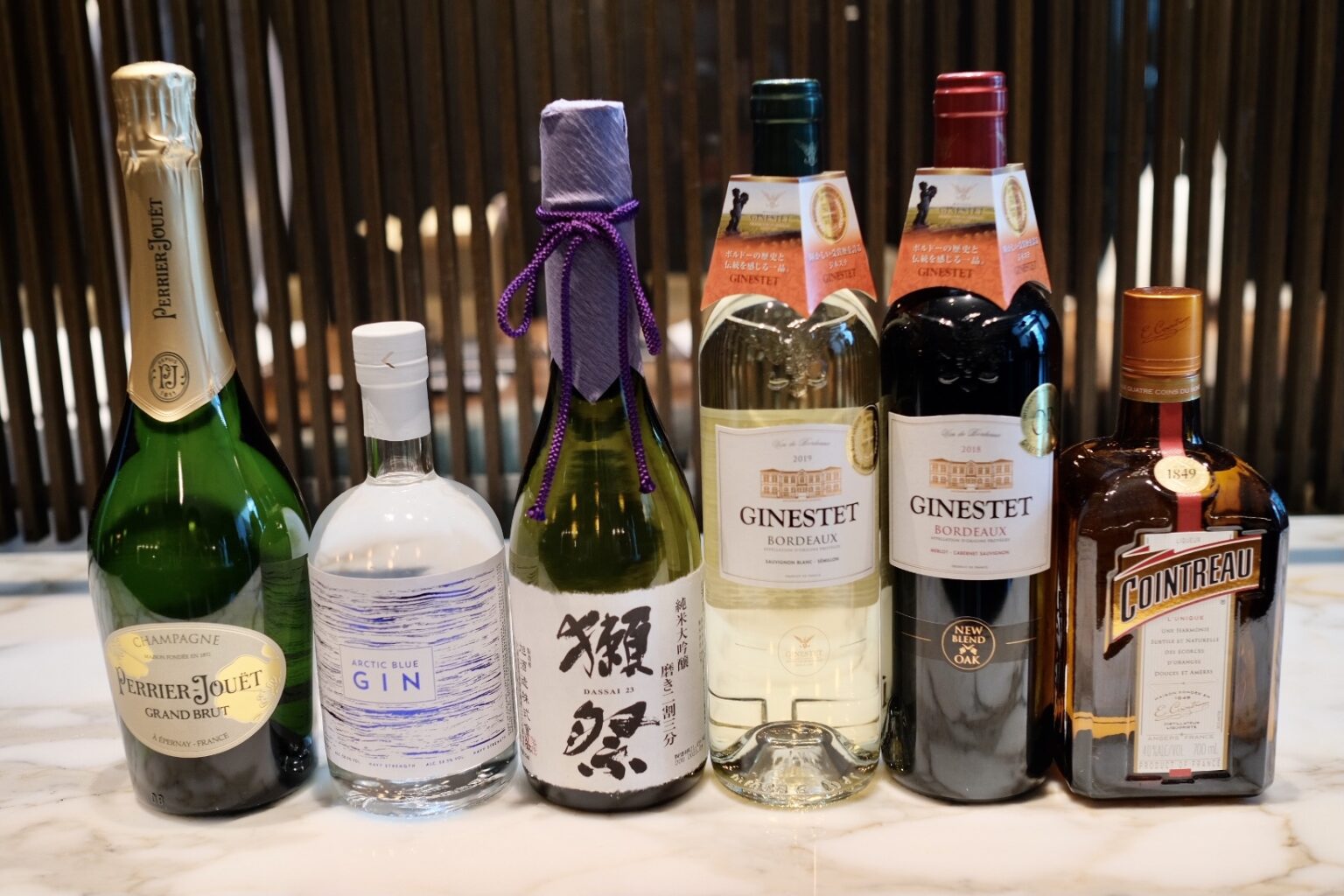 （左から提供された順番に）「N.V. Perrier-Jouët」「Arctic Blue Gin」「Dassai 23」「2019 Ginestet Bordeaux Blanc」「2018 Ginestet Bordeaux Rouge」「Cointreau」。