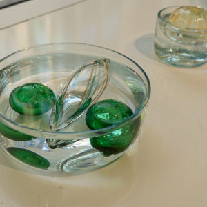 張家翎（チャーリン・チャン）の作品。ガラス玉を水に沈めたり浮かせたりしていて、きれいです。
