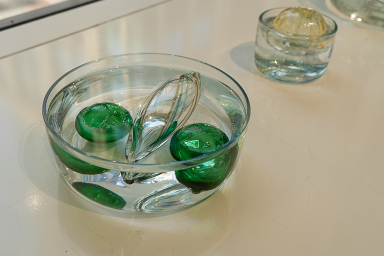 張家翎（チャーリン・チャン）の作品。ガラス玉を水に沈めたり浮かせたりしていて、きれいです。