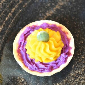 「紫いもとカボチャのムース タルト仕立て」は、素材の甘みと塩味でシンプルな味わい。