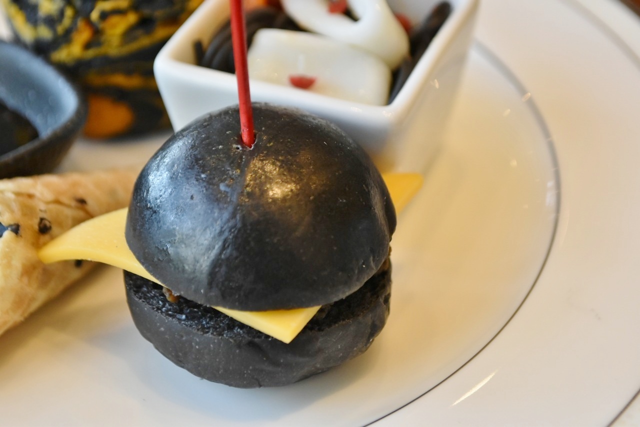 竹炭を練り込んだ生地に、ブラックカレーミートソースを挟んだ「ブラックハンバーガー」。