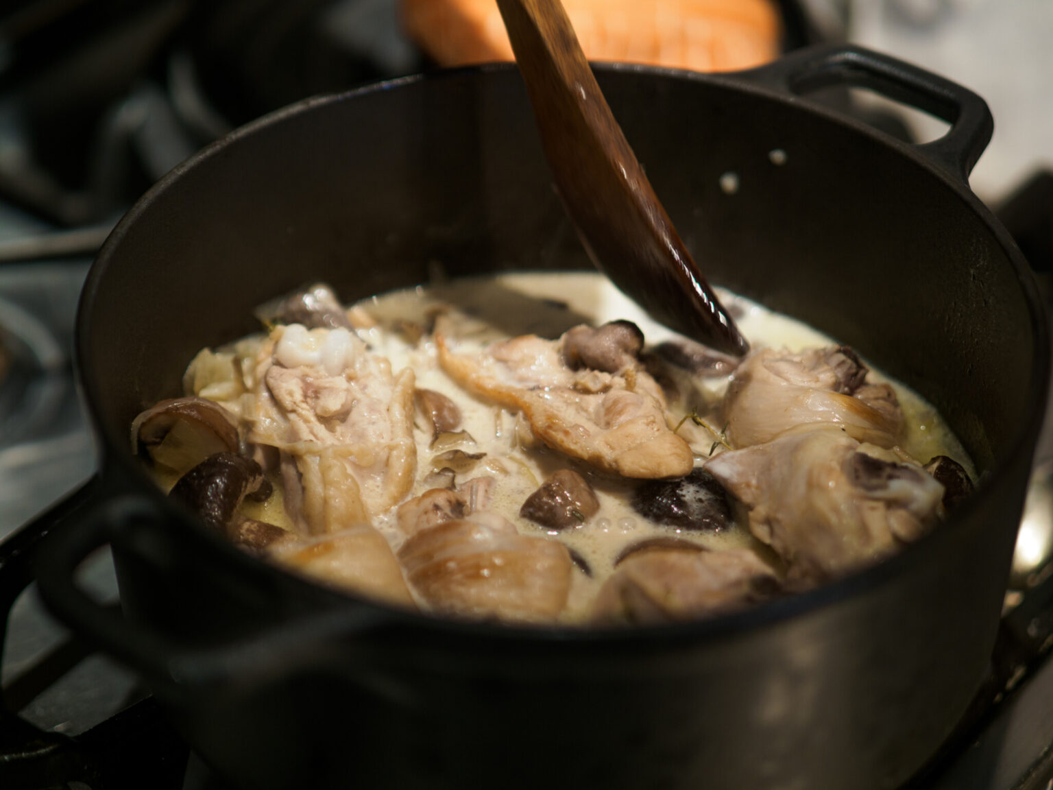 チキン、きのこ、白ワイン、生クリームを加えて煮込む。「フリカッセ」とはフランスの家庭料理で「白い煮込み」という意味。