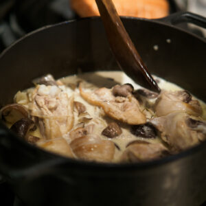 チキン、きのこ、白ワイン、生クリームを加えて煮込む。「フリカッセ」とはフランスの家庭料理で「白い煮込み」という意味。