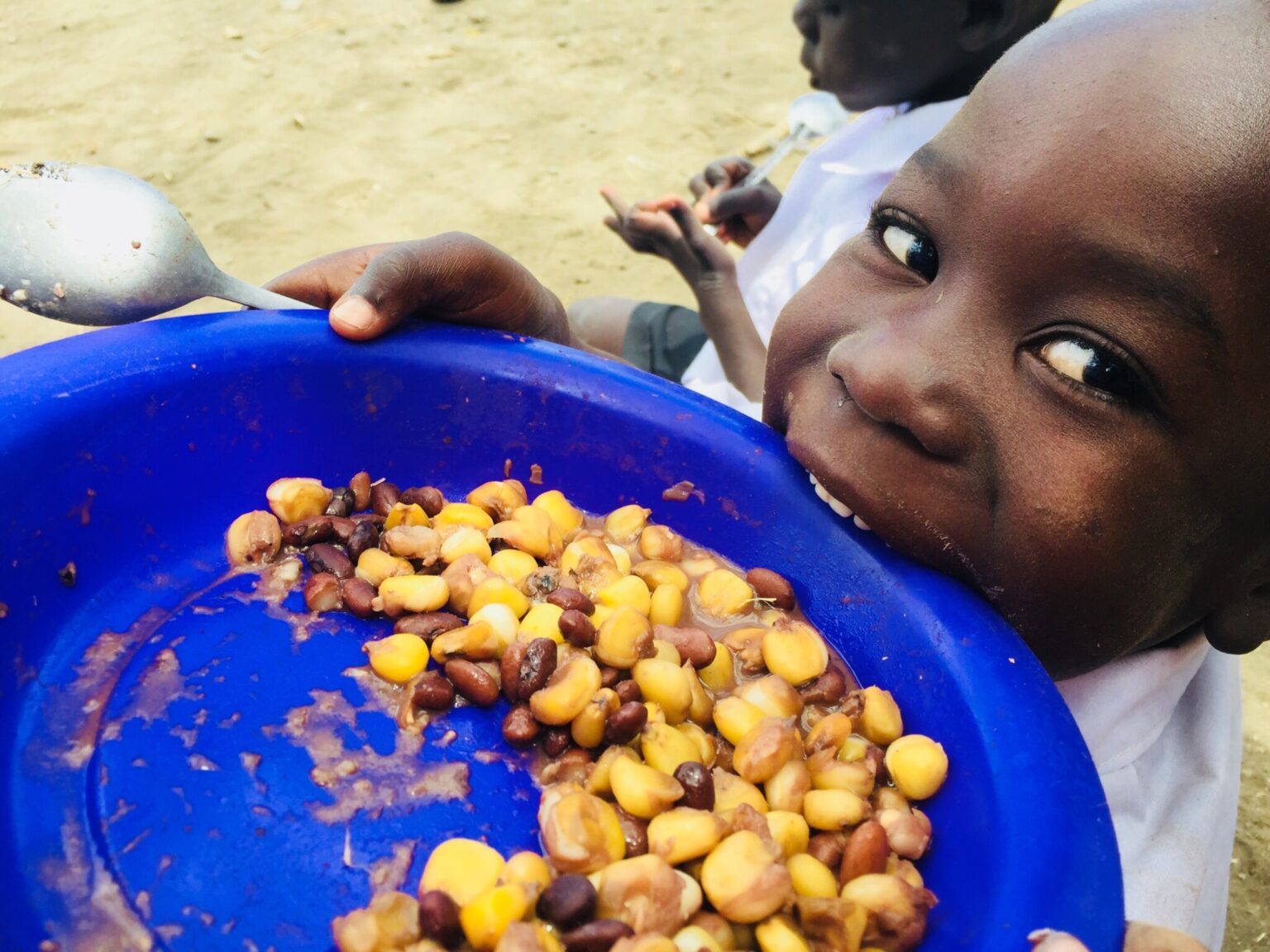 ケニアで給食を食べる子ども（写真提供：TABLE FOR TWO）
