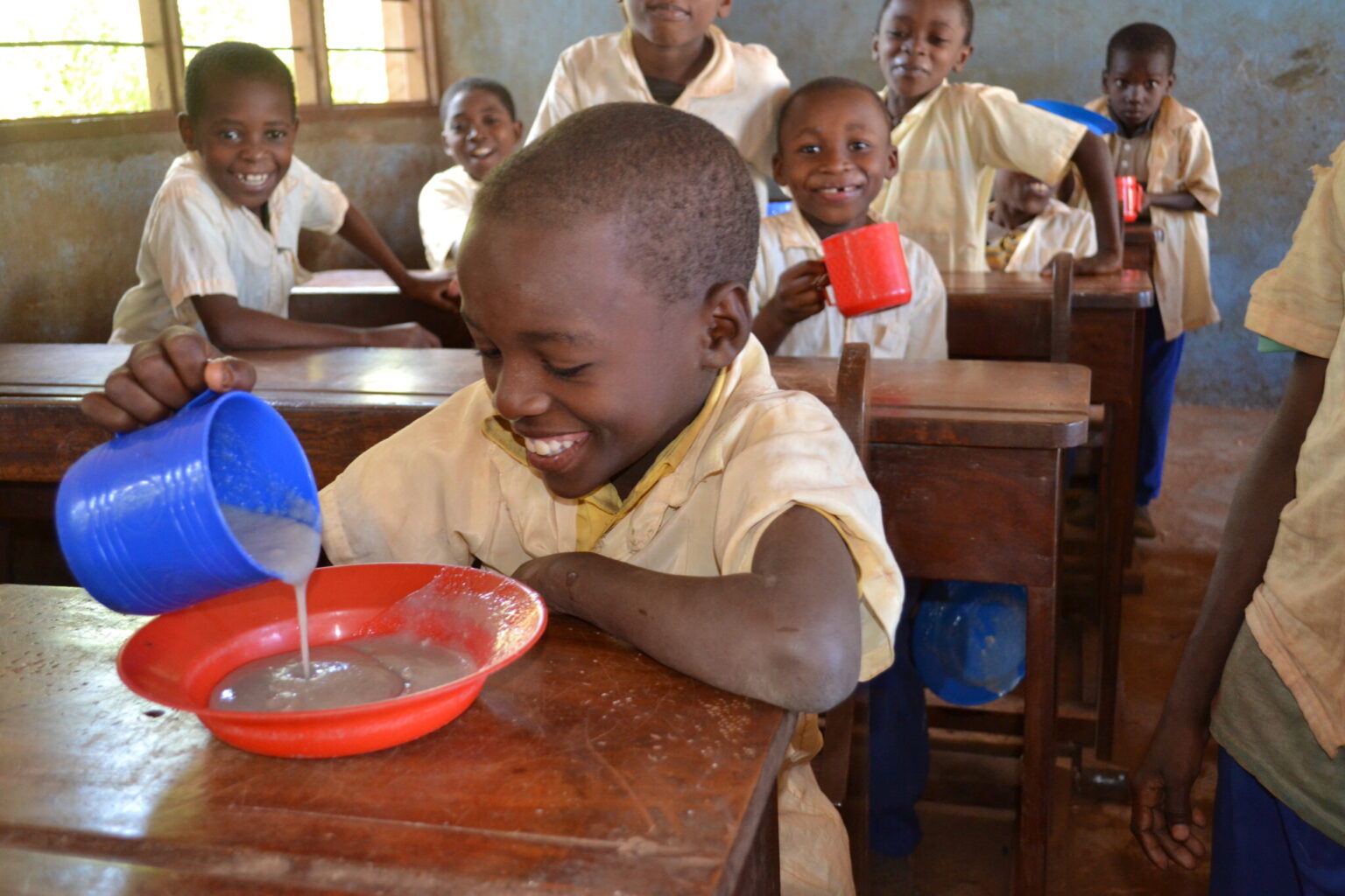 タンザニアで給食を食べる子ども（写真提供：TABLE FOR TWO）