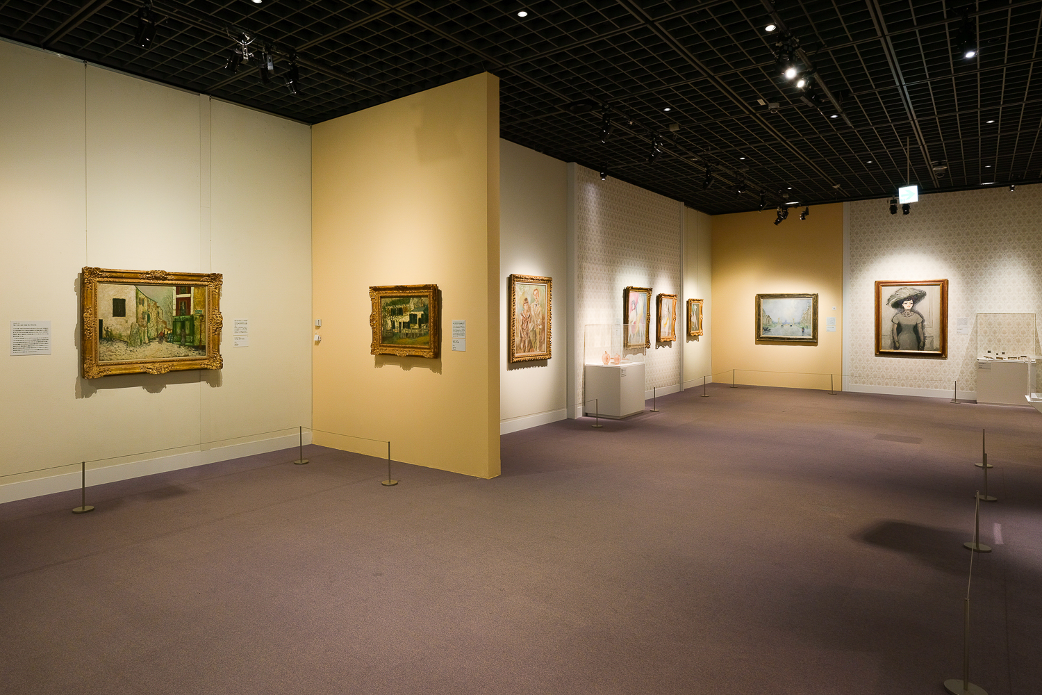 左の2つがモーリス・ユトリロの作品。奥には28名中唯一女性のマリー・ローランサンの作品も。
Photo:Yuya Furukawa
