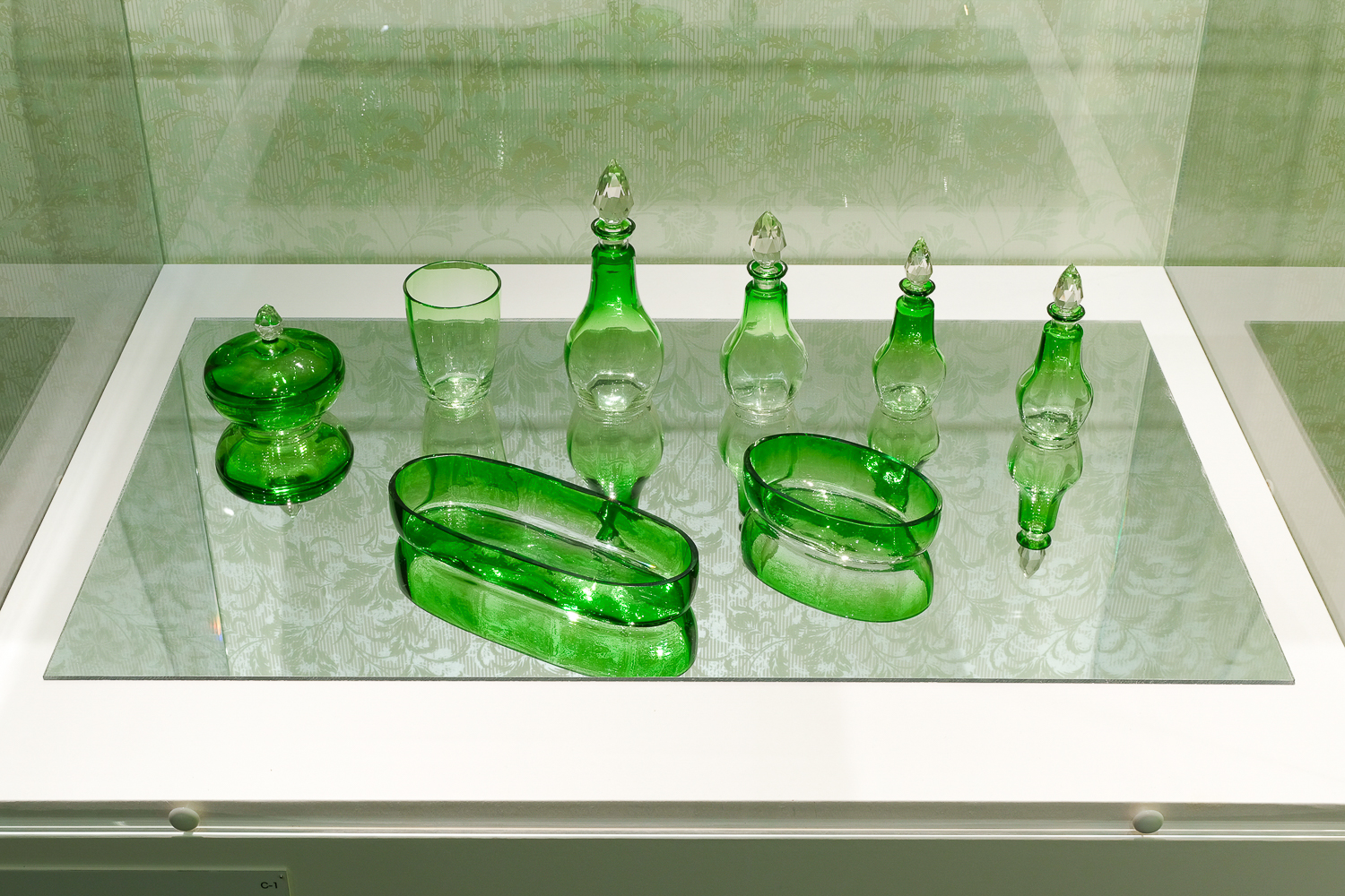 19世紀後半に作られた『緑色ガラス化粧セット』。
Photo:Yuya Furukawa