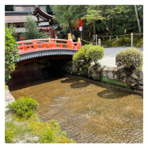 境内を流れる御物忌川と、川に架けられる玉橋。【上賀茂神社Instagram（@kamigamojinja.official）より】