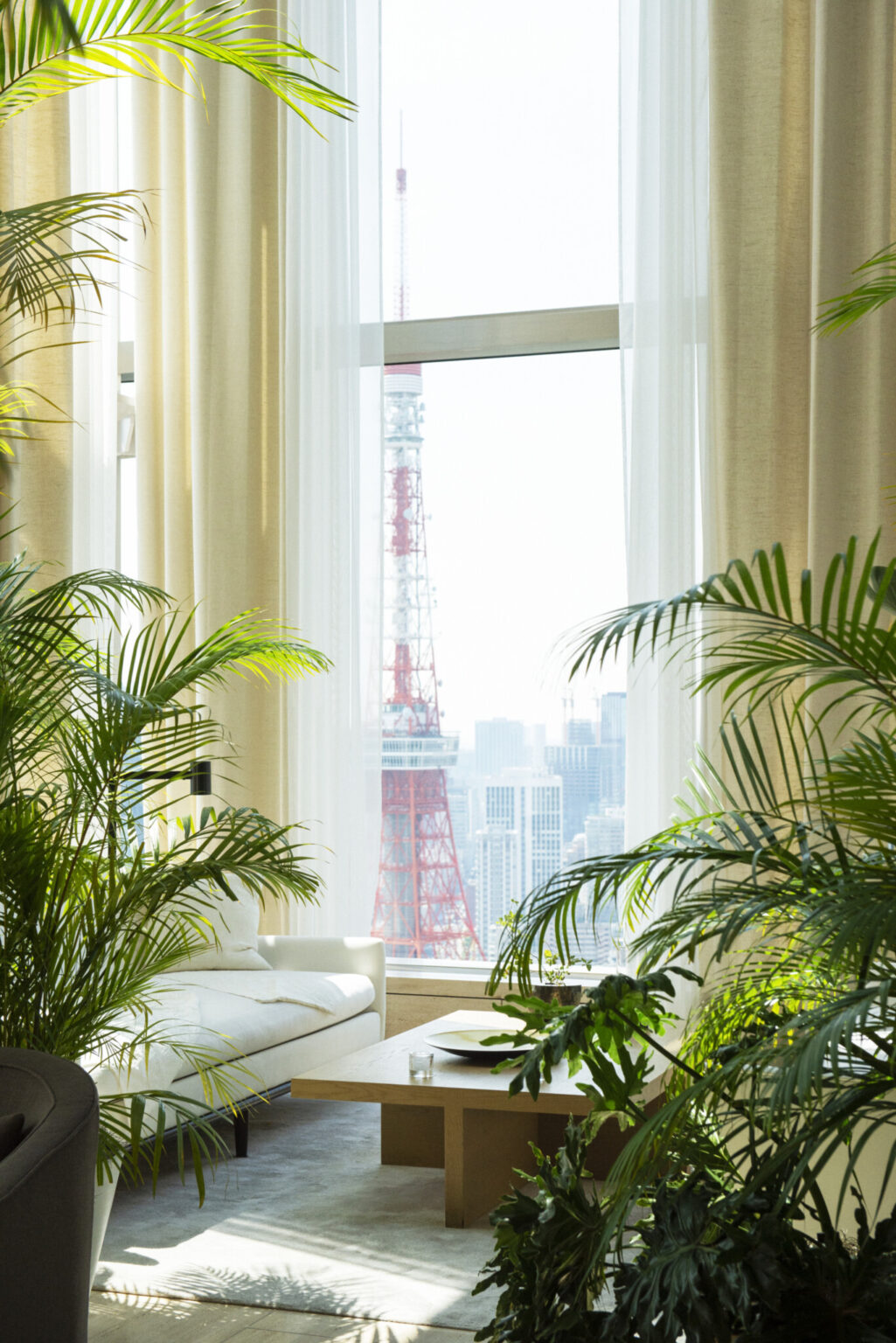 スペシャルシートは、東京タワーを間近に望む窓際のソファ席。確約は不可だが、予約時にリクエストは可能。