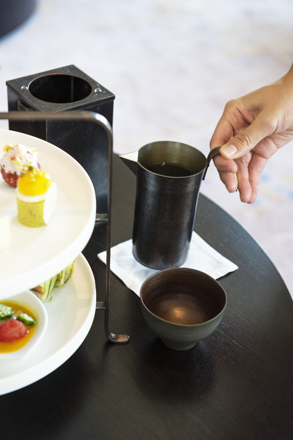 ほうじ茶、番茶、釜炒り茶など、日本全国から厳選した日本茶が充実。お茶のスペシャリストであるティーソムリエに相談しながら、ペアリングで味わうのがおすすめ。