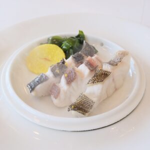 白身魚は別添えで、モクモクと水蒸気が吹き出るお皿で提供されます。