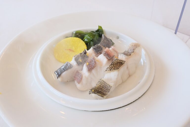 白身魚は別添えで、モクモクと水蒸気が吹き出るお皿で提供されます。