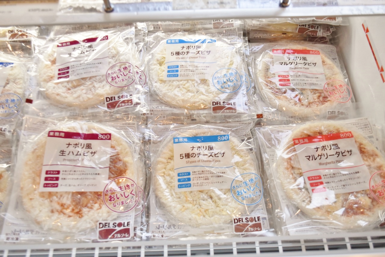 左から「ナポリ風 生ハムピザ」、「ナポリ風 5種のチーズピザ」、「ナポリ風 マルゲリータピザ」。