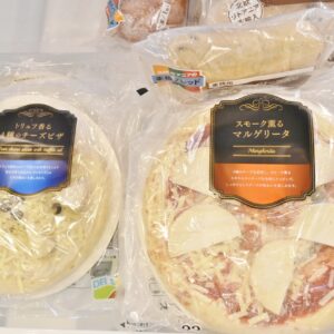 「トリュフ香る4種のチーズピザ」と「スモーク薫るマルゲリータ」。