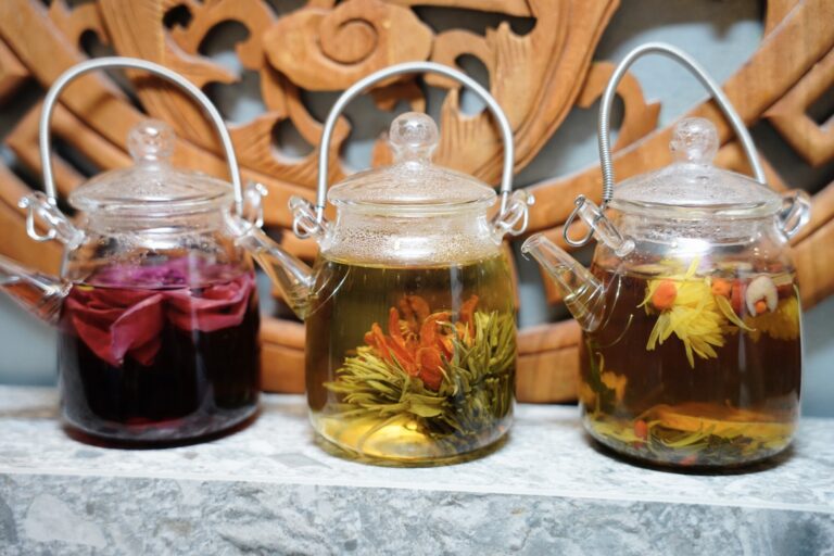 写真左から「薔薇茶」「金木犀の工芸茶」「ミックス花茶」（すべて各495円）。