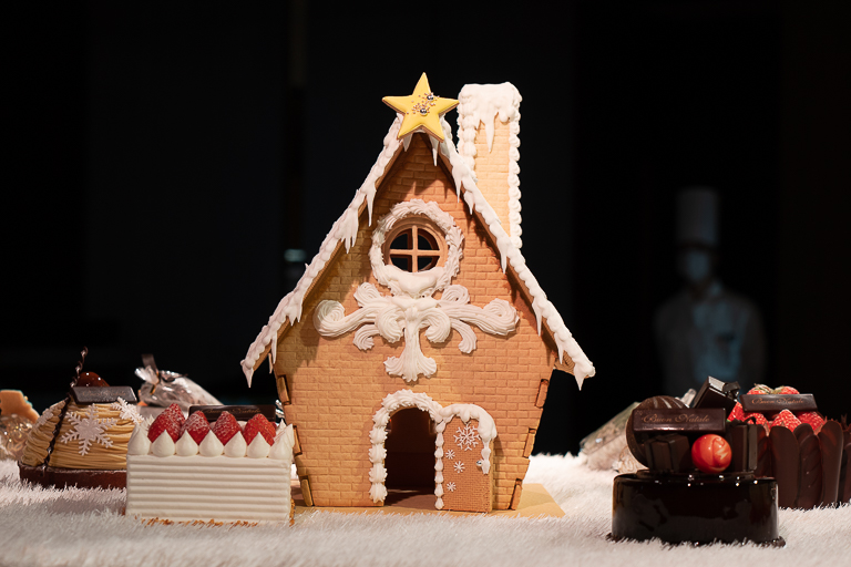 「グランド ヘクセンハウス」お菓子の家 高さ35cm、いちごのショートケーキ 12cm 35,000円 限定10台