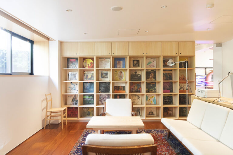再現された「村上さんの書斎」右の窓からレコードの棚のサイズまできっちりと再現されている。